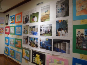 磯辺中学校は、昨年まで通っていた校舎が廃校となったため、校舎に思いも思いの絵を描いたり、自分の思い出の場所をスケッチした活動を展示しました。