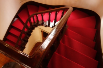 旧神谷別邸の階段をシックに写しています。