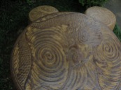 ギャラリー庭園の木目調のテーブルとイス。一見何かわからないところが面白い。